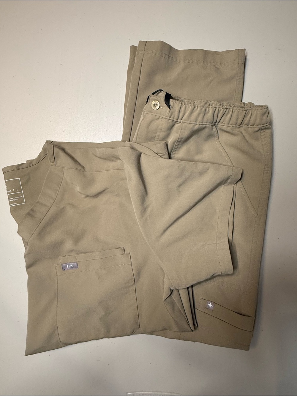 Figs Scrubs SET Leo Top Large & Cairo Straight Leg Pants In Khaki Large Short